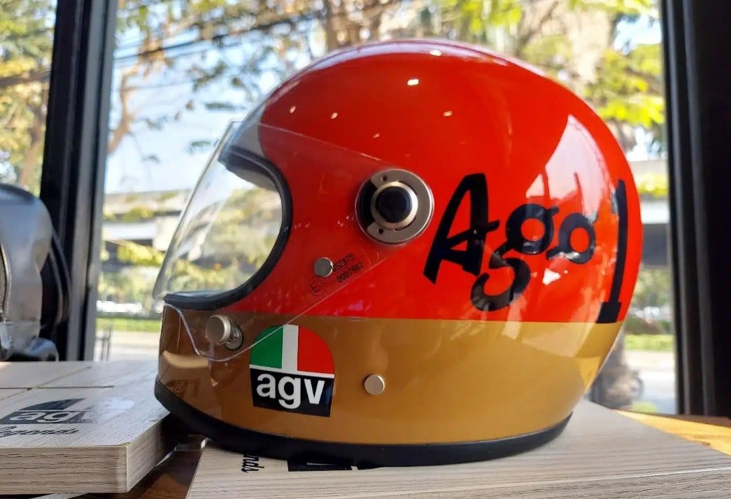 On display at the AGV store in Bangkok, during my visit, a captivating side view of the AGV X3000 "Ago 1" Limited Edition helmet showcases its iconic heritage and modern technology, featuring a tricolor ACF (Advanced Composite Fiber) fiberglass shell.