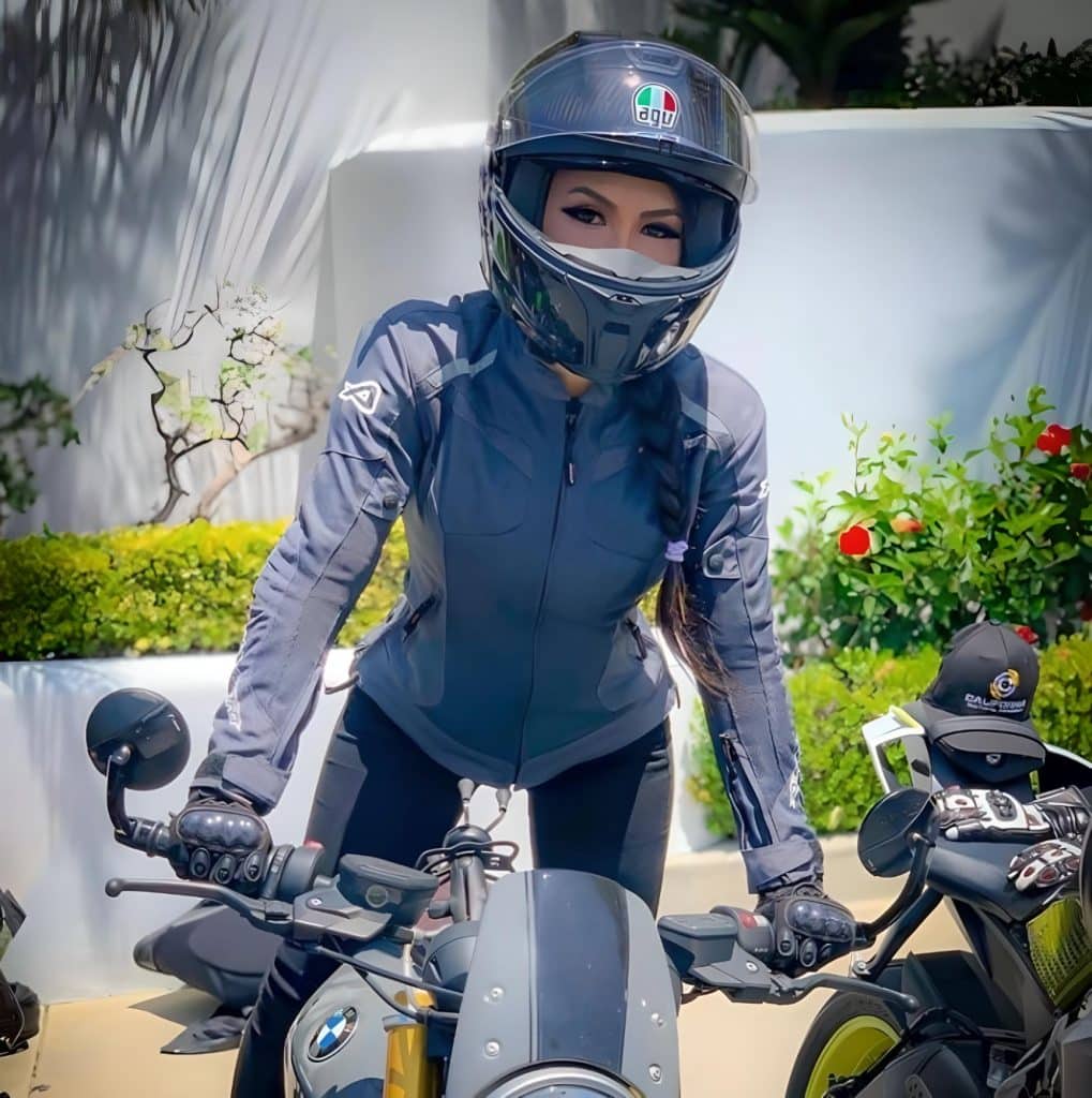 Trying out the new gray AGVSPORT Sharp Ladies jacket with a slim fit and extra-long arms. You’re allowed to try out the different riding positions on the bike but not to ride the bike if you still wish to return the jacket.