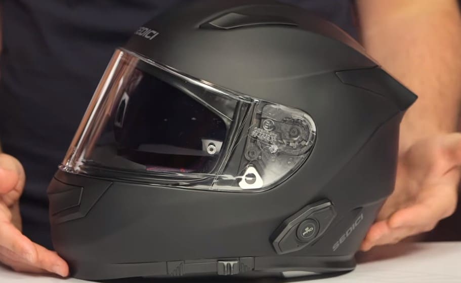 The Sedici Strada II Parlare Bluetooth helmet with a built-in Sena DWO-6 Bluetooth v4.1 system on the left, saving you the hassle of having to install the communication system yourself—it's pre-wired right out of the box.