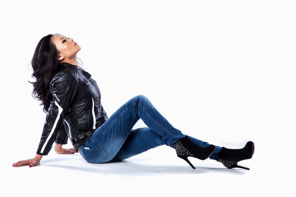During a photoshoot, Annie Chiang effortlessly showcases the combination of style and safety wearing Kevlar motorcycle jeans. The reinforced Kevlar is cleverly integrated, making it difficult to discern. These jeans eliminate the need for a wardrobe change after riding, and this allows you to run errands while maintaining both fashion and protection.